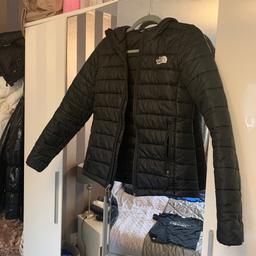 Women’s north face coat 
Great condition 
Size 8
