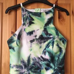 Lovely summer stretch crop top in shades of green with full length back zip, by ASOS size 6.
Worn a couple of times but still in great condition.