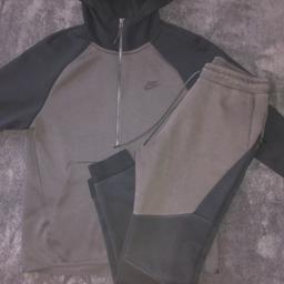 Black and Anthracite/Grey rare discontinued Nike tech fleece tracksuit

-100% authentic
-instant buy is on
-size M hoodie
-size M joggers
-super rare and high demand
-great condition