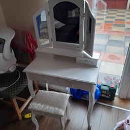 good condition
mirror is able to close 
needs to go ASAP