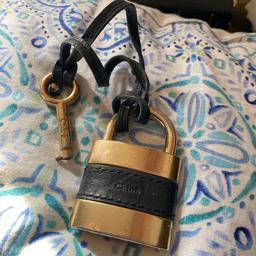Gold tone metal lock for Chloe Paddington bag
Black leather trimmed . Works with key and has strap to attach to bag . Condition is worn gold lacquer in areas .
Can post uk only . £3.95 tracked .