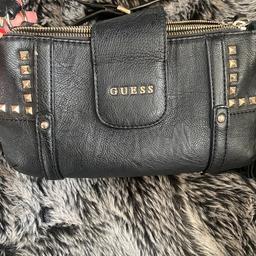 Ich verkaufe meine Guess Handtasche in schwarz. Leider hat sie einige Gebrauchsspuren siehe Fotos deshalb auch der sehr günstige Preis.