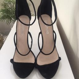 BOOHOO HEELS
Black Suede
3-Strap
Size 5
Good condition
Collection or Postage