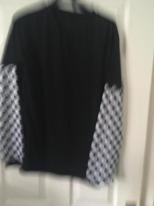 Buy & Sell West Midlands Sandwell - Photos for Girl's Top.