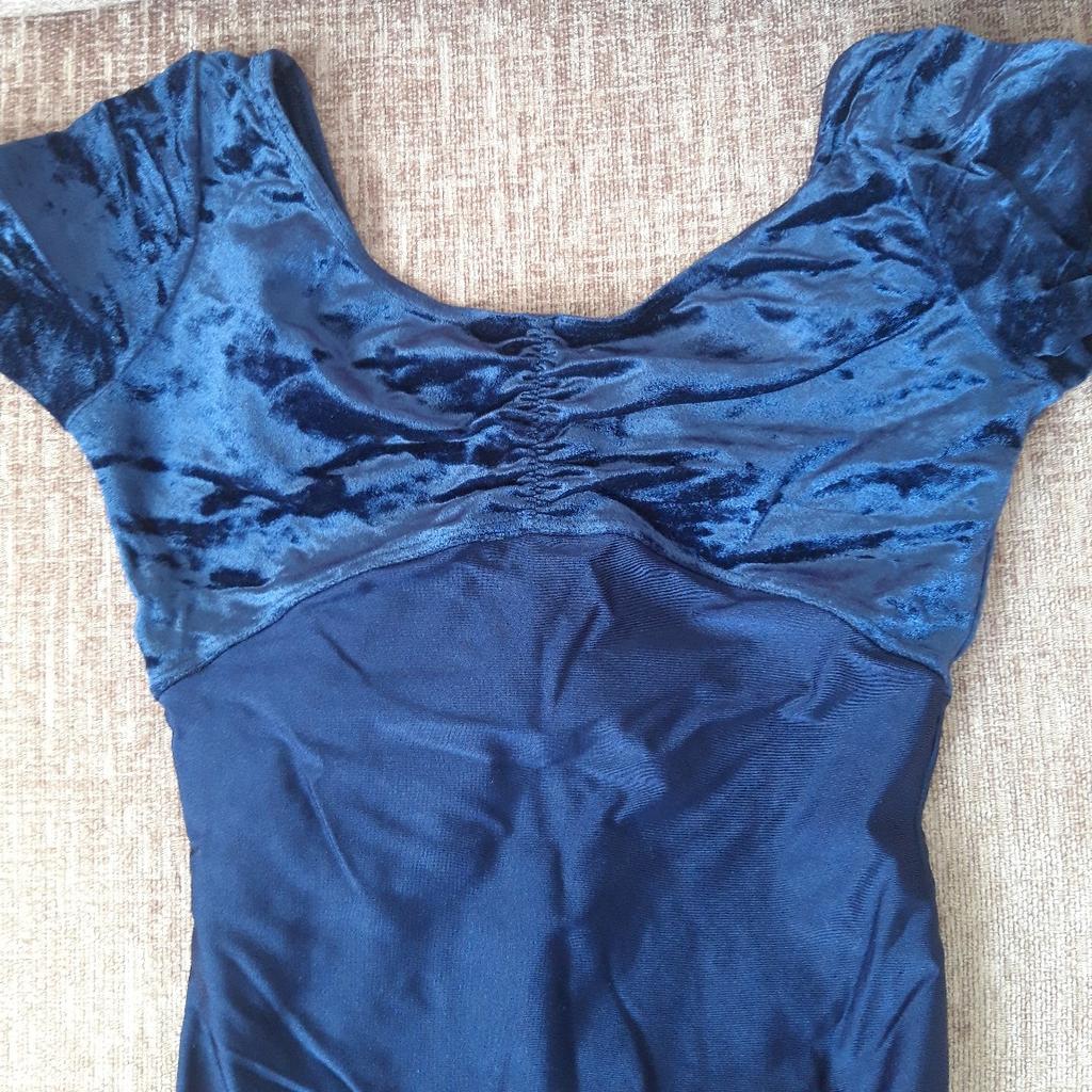 Navy Blue Dance Crossover Cardigan from 1st Position
3/4 length sleeve
Size 34 -

- and a Navy Blue short sleeve velour Leotard from Roch Valley
Size 3A (146 - 152cm)

£17 for them both.