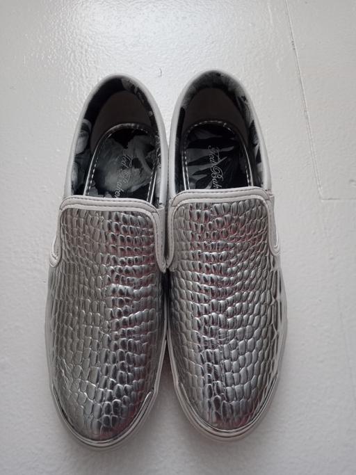 Buy & Sell North London Upper Holloway - North London - Photos for Ted Baker Leather Silver Trainer Pumps