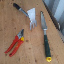 Drei verschiedene Werkzeuge für den Garten.
Gegen Gebot zu verkaufen