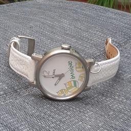 Fossil Uhr mit weissem Lederarmband,
wenig getragen.

neue Batterie erforderlich

Versand extra