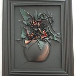 Sehr gut erhaltenes Lederbild, es zeigt eine Vase mit Blumen. 
Maße gesamt: 42,5 cm x 34,5 cm
Bild: 31,5 cm x 23,5 cm
Rahmen: 5,5 cm
Keine Versandkosten