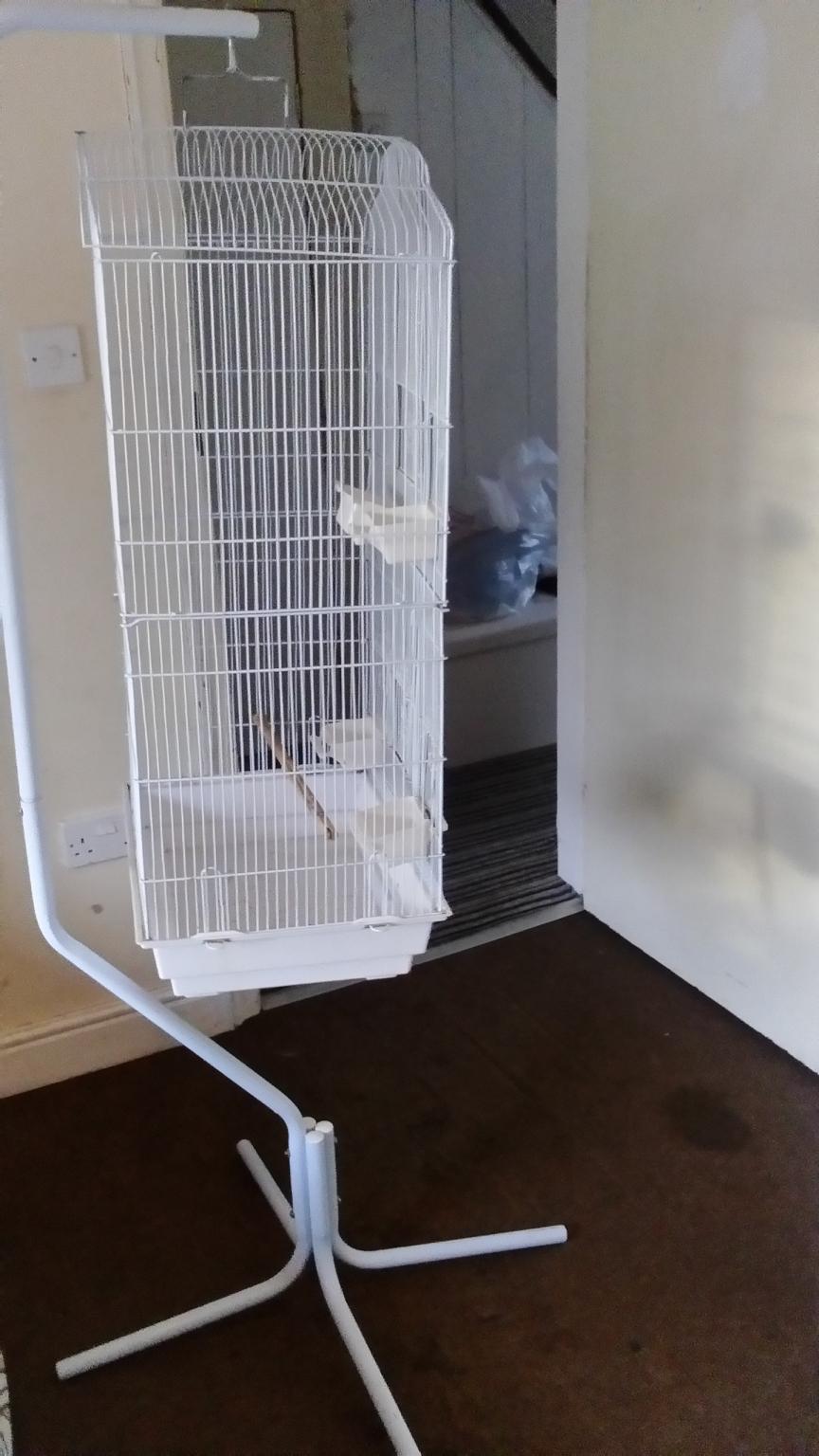 Parrot / bird cage on swinging stand in Wolverhampton für 20,00 £ zum