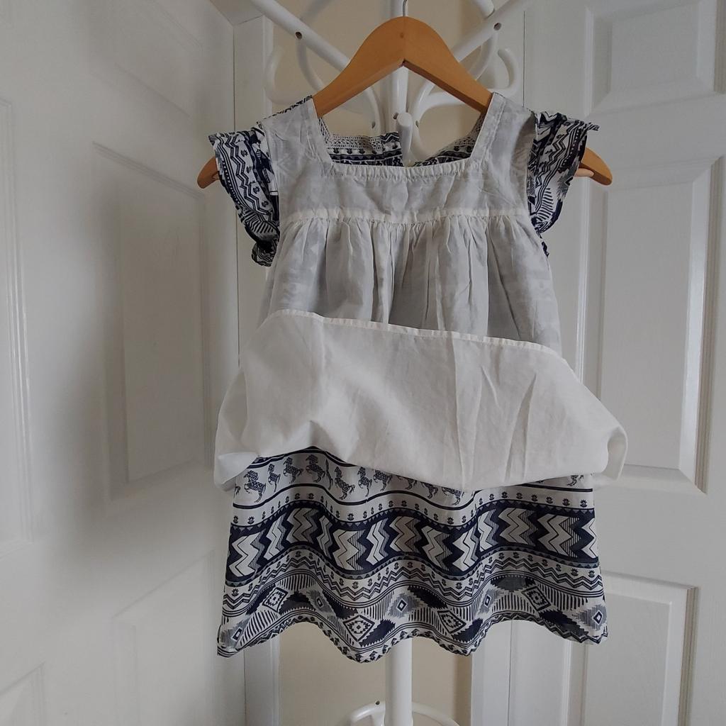 Dress”M&S”Kids Blue White Colour New With Tags

Actual size: cm and m

Length: 57 cm from shoulders

Length: 38 cm from armpit side

Shoulder width: 27 cm

Length sleeves: 5 cm

Volume hand: 33 cm

Breast Volume: 80 cm - 82 cm actual size,
Chest: 28 ½ in (UK) Eur - 72 cm – on the label.

Volume Waist: 95 cm – 98 cm

Volume Hips: 1.05 m – 1.10 m

Age: 9-10 Years ( UK )
Height: 55 in (UK) Eur 140 cm

100 % Cotton

Exclusive of Embroidery

Made in India

Retail Price £20.00