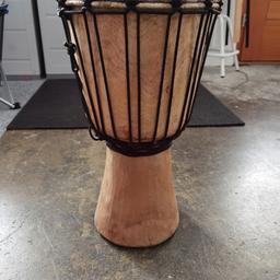 Ich verkaufe meine gebrauchte Djembe (afrikanische Trommel).
Sie ist voll funktionsfähig und kann zum spielen oder auch als Deko verwendet werden.
Höhe ca. 50cm und Durchmesser ca. 25cm.
Abholung in 70186 Stuttgart.
Kein Umtausch da Privatverkauf.