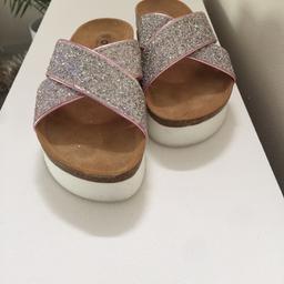 OFFICE
Crossover slip-ons
Pink Glitter
Size 6/39
White sole
Good condition
Collection or Postage