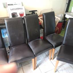 5 gut erhaltene Esszimmer Stühle nur an selbst Abholer sind nur leicht eingestaubt.