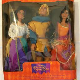 Vendo personaggi Barbie by Mattel tema "Il Gobbo di Notre Dame". La confezione originale si compone di Febo ed Esmeralda. Qui vendo compresa nel prezzo un'altra versione di Esmeralda che avevo acquistato separatamente. Ad oggi i personaggi sono ancora venduti e costano circa 60€ l'uno! Questi sono originali del 1996, anno di lancio del cartone animato Disney