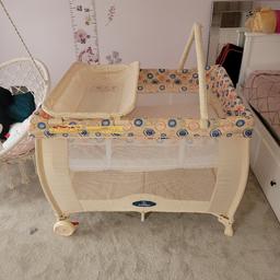 cot is in very good condition (one not much visible tear-see photo), has an extra mattress, changing matt and can be 2 levels. 
collect br5 3el.