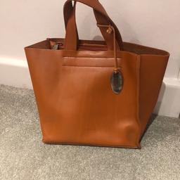 I’m selling here a fabulous FURLA tan 100% leather bag. Has an internal zipped pocket & 2 pockets either side of it. I’m excellent condition. Will post 1st Class Signed For. Any questions please ask.