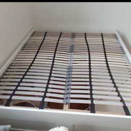Verschenke ein Bett 160x200 mit Lattenrost ohne Matratze. Das Bett hat 4 Schubladen als Stauraum.