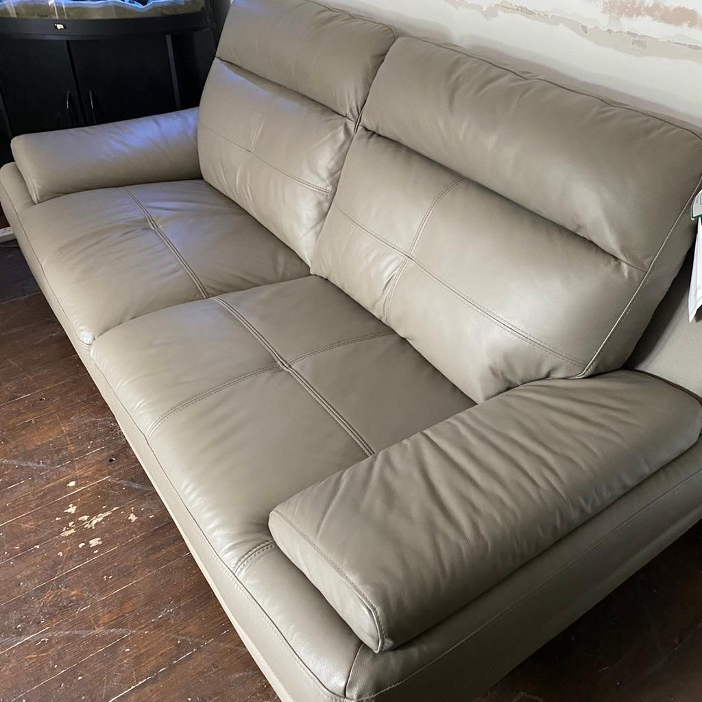 2 x 3 seater leather sofas from Harvey’s in Manchester für £ 1.000,00