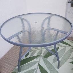 Glasgartentisch, rund 105 cm Durchmesser. Mit Loch in der Mitte für den Sommenschirm.