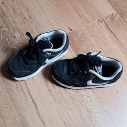 Nike Turnschuhe in der Gr. 26 in schwarz.
Zustand gebraucht aber noch gut.

versand Plus 4,50 €