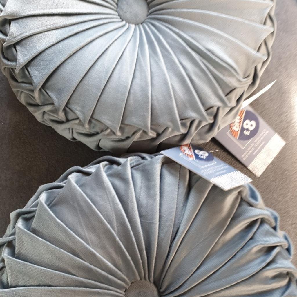 blue ruched velvet round cushions in NN9 Finedon für 3,50 £ zum Verkauf ...