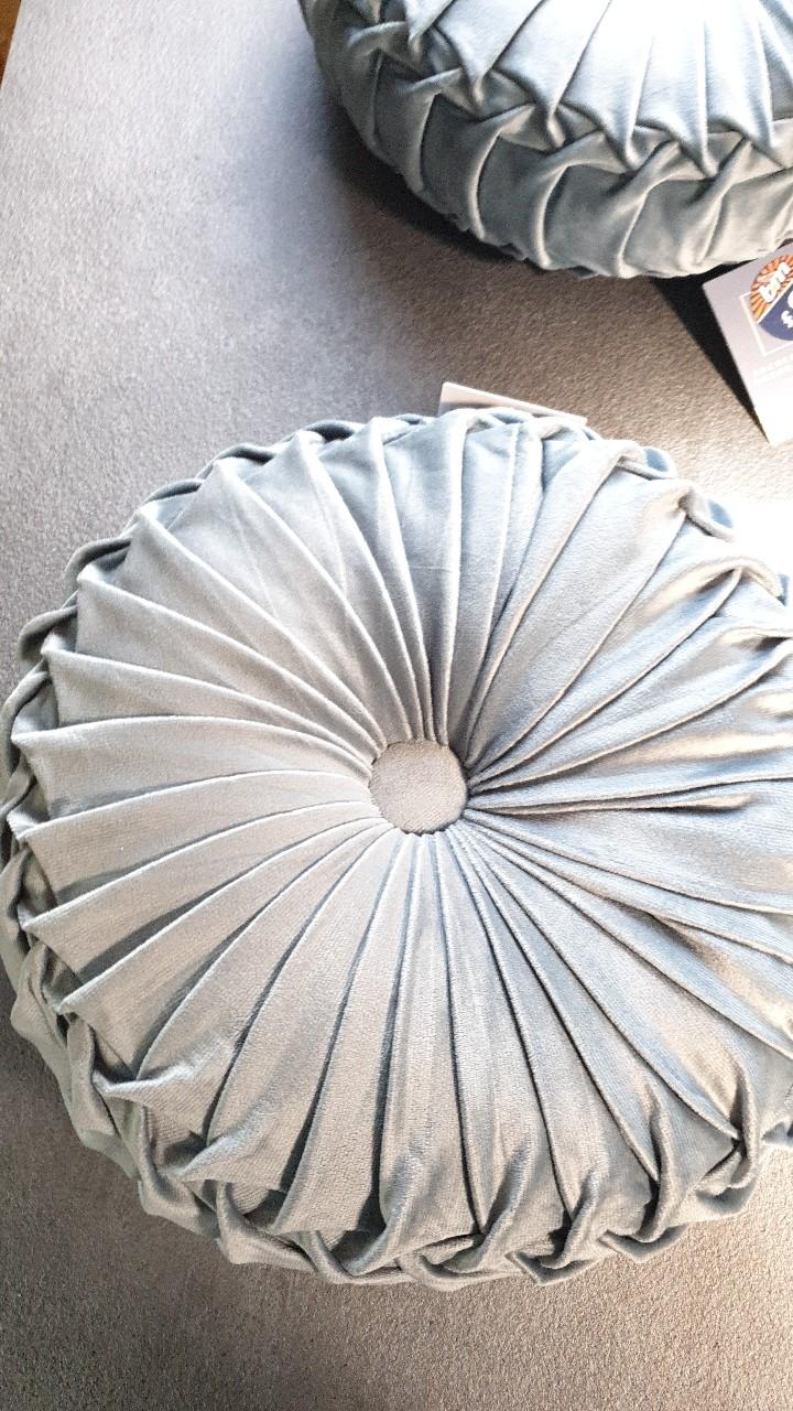blue ruched velvet round cushions in NN9 Finedon für 3,50 £ zum Verkauf ...