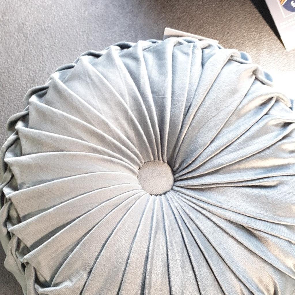 blue ruched velvet round cushions in NN9 Finedon für 3,50 £ zum Verkauf ...