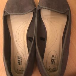 Like new just worn a couple times with no wear or tear grey flats 
I can post or do collection x
Please check out my other items
Thanks