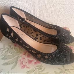 NWOT
Lovely design, with kitten heel.
Wide comfort fit. 
Tried on in the house but no good for me as too used to flat shoes. 

Parcel is only small with Hermes, please ask me about other postage options. 
From a pet free and smoke free home. 

Can deliver local or post for charge. 

Thank you