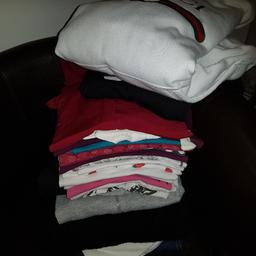 15 T shirt, 3 Jeans,  Überziehjäckchen, Sweatjacke, 2 Pullover, 1 Bluse
FK Gisingen