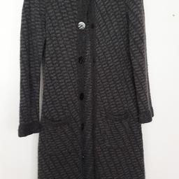 Reall lambswool long Cardigan, beautiful button and pocket detail.
Length 43.5"
Excellent condition, only worn handful of times.
it's size small but I would say it's more medium.