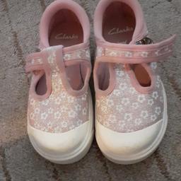 hardly worn size 7F 
cute summer shoes with glittery effect