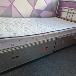 Metal frame single bed with 2 drawers underneath.
In very good condition comes with mattress.