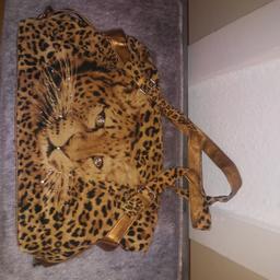 Super hübsche & neuwertige Handtasche mit einem Tiger 🐅 design & strasssteinchen. TOP ZUSTAND!!! Ein richtiger Eye catcher :-) versand ist möglich