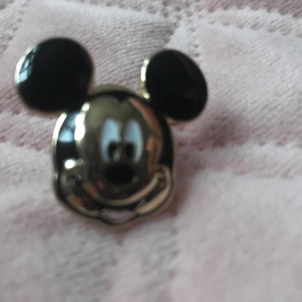 Mickey Mouse badges in B28 Birmingham für 2,50 £ zum Verkauf | Shpock DE