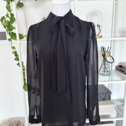 Elegante schwarze zarte Bluse von Zara mir Schluppe zum Binden in XS. Ärmel und Rücken transperen.

Privatverkauf
Kein Umtausch und keine Rücknahme
Versandkosten trägt der Käufer