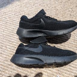Nike kids black velcro strap trainer's size 8.5

Kids size 8.5 excellent condition. Hardly worn as can see in the pics. unisex trainers

Has laces design but the fastening is velcro strap for ease.

Soft material, lightweight with a solid sole.

Any questions please feel free to ask 😊
