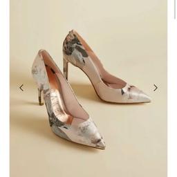 Embrace feminine finesse from head-to-toe with the MWELNIA courts. A pastel pair carefully adorned in the Woodland print with a jacquard finish, they’ll have you one step ahead in the style stakes

Woodland print

Stiletto heel

Pointedtoe

Ted Baker-branded

Care & Fabric:

Fabric Content: Upper: 100% Polyester; Lining: 60% Ovine Leather, 35% Polyurethane, 5% Polyester; Sock: 100% Ovine Leather; Sole: 100% Thermoplastic Polyurethane

Care information: Do not wash, iron or dry clean.