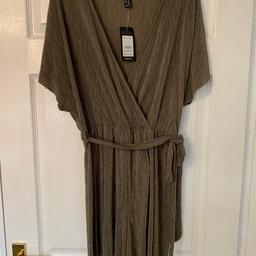 Lovely women’s khaki jumpsuit size 16 from new look 
Brand new with tags