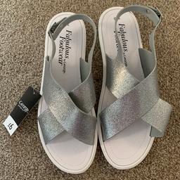 NEW women’s sandals size 7/8 
Still has tags on