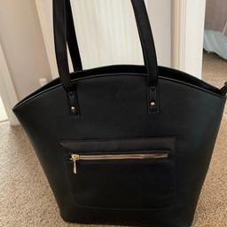 Women’s black tote bag 
Perfect for school/college as would fit a4 
Black with long straps for over shoulder wear 
Excellent condition