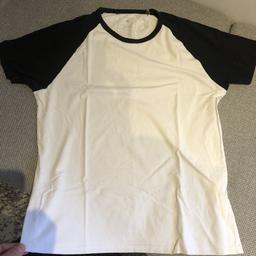 T-Shirt weiß mit schwarze ÄrmelnGr. M,
& grau der Marke METALLICA Gr.S

Bar und Abholung oder über Paypal plus Versandkosten