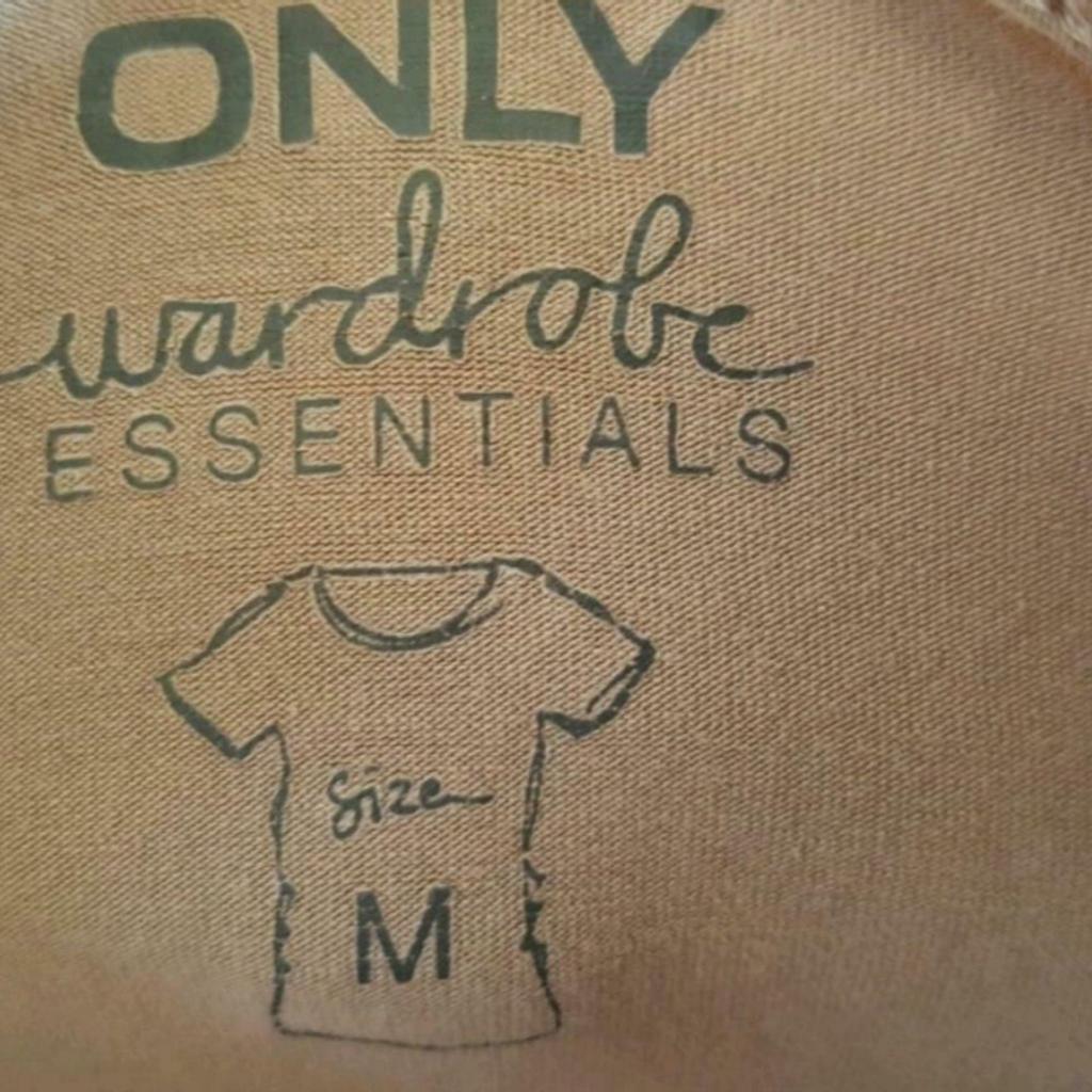 Verkaufe ein sehr schönes neuwertiges
Basic- Shirt der Marke Only!
Größe M