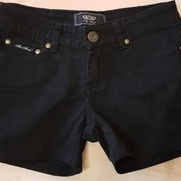 Schwarze Jeans-Shorts in der Größe 32-34, wenige Male getragen, wie neu. Keine Mängel, keine Flecken.