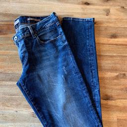 Biete hier eine schöne Damen Jeans von Guess an.

Wenig getragen, sehr guter Zustand

Bei Fragen einfach schreiben.

Abholung oder Versand möglich.

Da es sich um ein Privatverkauf handelt, keine Garantie oder Rücknahme.