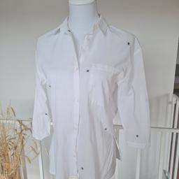 Weißes Hemd mit gestickten Sternen aus 100% Baumwolle in Größe XS bzw. 34