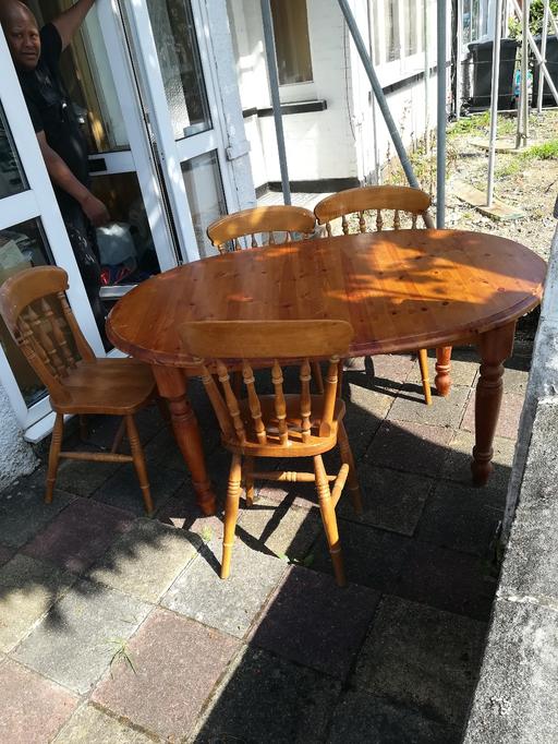 Buy & Sell South East London Croydon - Photos for EXTENDED PINE DINING TABLE WITH 6 CHAIRS