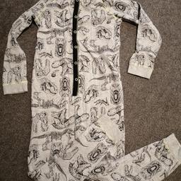 Lovely lightweight onesie in very good clean condition
8-9 years