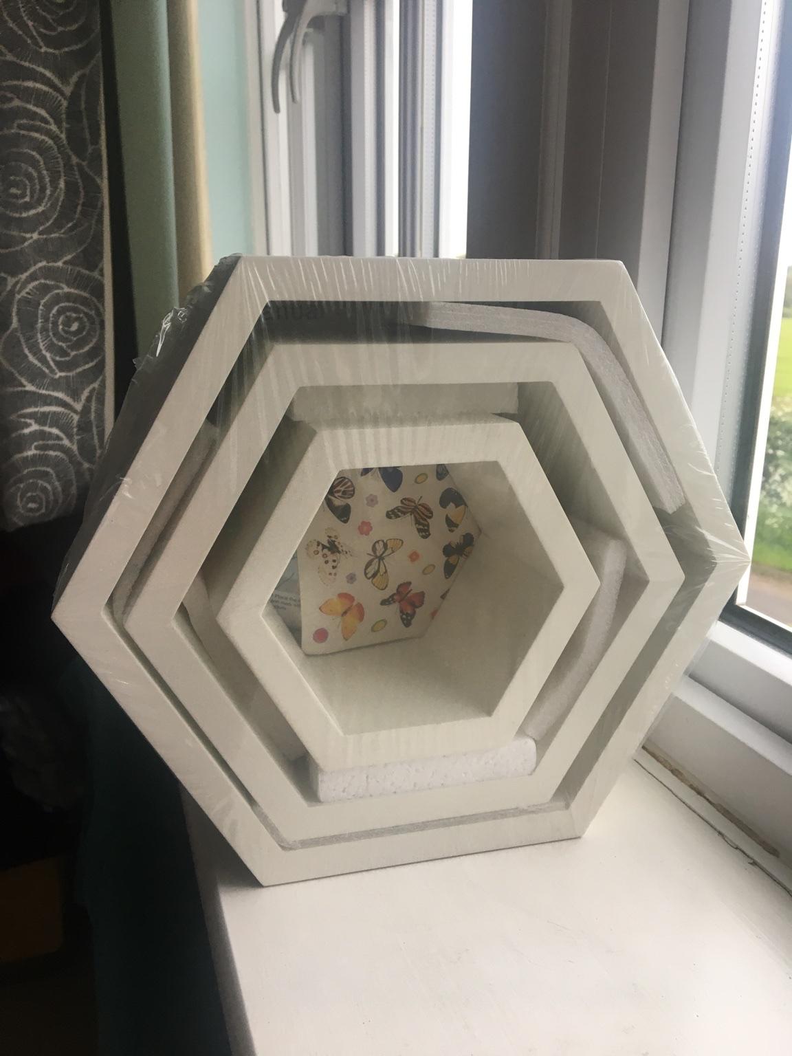 Set of 3 White Hexagonal Floating Shelves in B76 Birmingham für £ 20,00 zum Verkauf Shpock AT